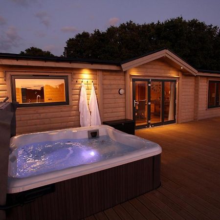 Cambridgeshire Lakes - Luxury Lodges In A Stunning Lake Location Gamlingay Exterior photo