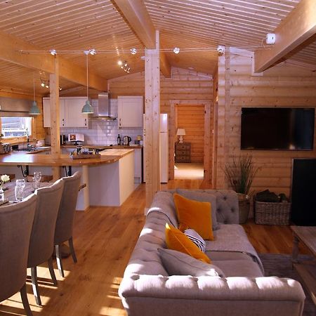 Cambridgeshire Lakes - Luxury Lodges In A Stunning Lake Location Gamlingay Exterior photo