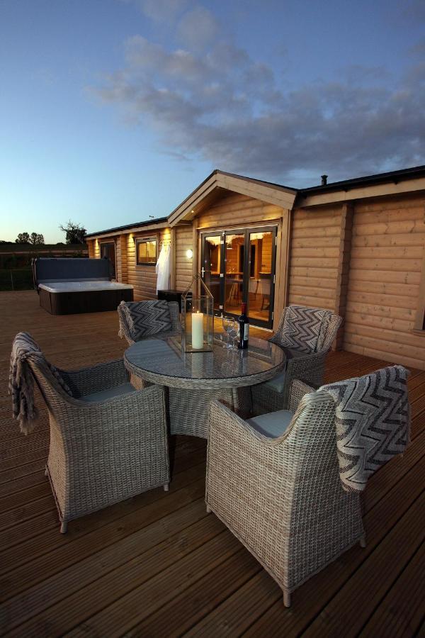 Cambridgeshire Lakes - Luxury Lodges In A Stunning Lake Location Gamlingay Exterior photo